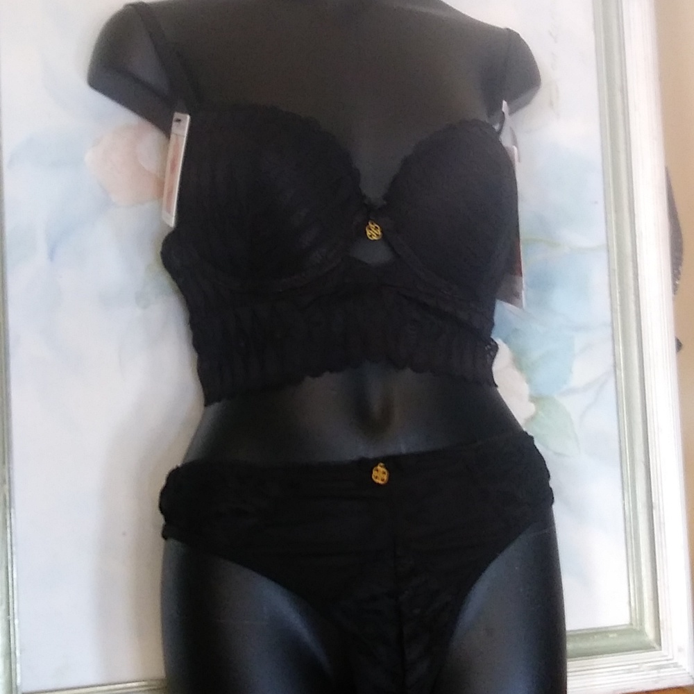 Daisy fuentes geo lace keyhole bra and pantie set size 34B, new with tag